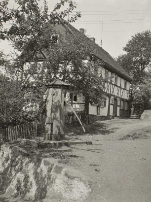 Hirschfelde-Rosenthal, Umgebindehaus, Straßenansicht mit Handschwengelpumpe