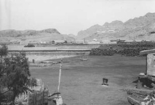 Aden : Blick auf Aden mit Strand, Bergen und Hafen