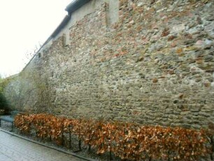 Stadtbefestigung-Stadtmauer (um 1220) im Westen über Feldseite mit als Außenmauer stadtseitig angebauten Häuser (Wehrgang im 19 Jh abgetragen)