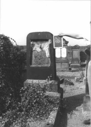 Grabstein 29 (Index: 100113975) Material: Granit Zustand: Schriftplatte fehlt Maße HxBxT: 165x66x30 cm Beschreibung: Stele, getreppter Sockel, Korbbogenabschluß, Schriftfeld rechteckig: Grabstein 29