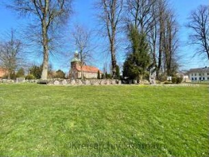 Eichede: Kirche mit Kirchhof, davor Ehrenmal für die Gefallenen des Ersten und Zweiten Weltkriegs