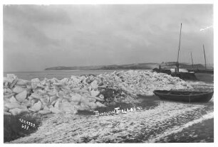 Thiessow (Rügen). Strand mit Treibeisschollen und Booten