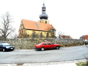 Ansicht von Südwesten mit Kirche über Kirchhofmauer in übersichtlichem Verlauf