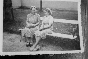 Reproduktion einer Fotografie von Renate Rössings Mutter (vermutlich rechts) sowie einer weiteren Frau auf einer Parkbank