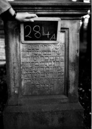 Grabstein 284 (Index: 100112046) Material: Sandstein, weiße Marmorplatte Zustand: gut Maße HxBxT: 195x64x61 cm Beschreibung: postamentierter Obelisk, rechteckige Schriftplatte Symbolik: segnende Hände: Grabstein 284A