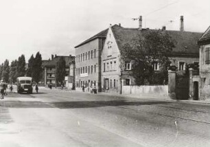 Dresden-Seidnitz. Bodenbacher Straße. Blick nach Nordwest zur Kreuzung Rennplatzstraße, zum ehem. Gasthof Seidnitz und zum Vierseithof (Nr. 99)