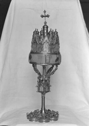 Turmreliquiar mit vier kleinen Heiligenfiguren und Madonna auf einer Grubenschmelzplatte