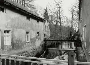 Medingen, Ehemalige Schneidemühle : Medingen (Kreis Kamenz), Ehemalige Schneidemühle, Dorfstraße 1/5, Wehranlage, Ansicht mit Nebengebäude über Mühlgraben