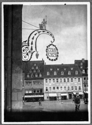 In Naumburg vorm Rathaus, Ratskeller