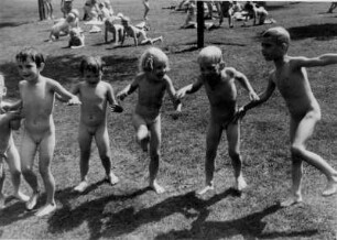 Kinder eines Kindergartens in einem Stadtpark, Aufgenommen 1937