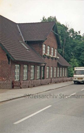 Dorfstraße: Alte Schule: Teilansicht: traufständige Straßenfront: Zwerchgiebel, Eingangstür, Butzenscheiben