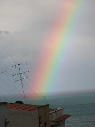 Regenbogen über dem Meer bei Castellammare del Golfo an der Nordküste