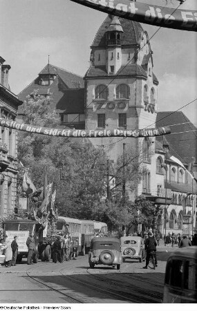 Geschmückte Straße vor der Kongreßhalle