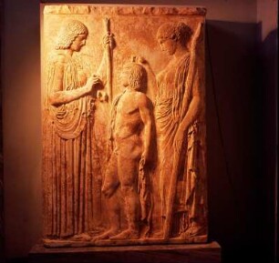 Weihrelief aus Eleusis. Demeter, Triptolemos, Persephone (Fragment) : Athen. Archäologisches Nationalmuseum. Großes eleusinisches Weihrelief an Demeter, Triptolemos und Persephone, um 430 bis 420 v. Chr. 2,20m hoch