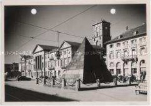 Karlsruhe, Pyramide (Grabmal des Stadtgründers Karl Wilhelm) und Rathaus