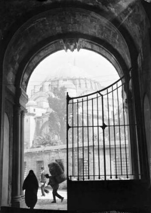 Istanbul: Tor der Universität, Blick auf Moschee Suleimani