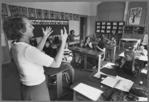 Lehrerin und Schüler in einem Klassenzimmer