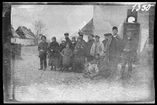 Illawcze (=Ilavche, Ukraine): vor dem Kirchof ("Rückkehr von Galiziern nach Sorocko")