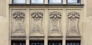 Brüstunsrelief mit Blumenornament