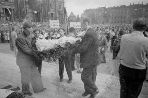 Gedenkkundgebung für die Opfer des Faschismus vor dem Alten Museum im Lustgarten in Berlin, anlässlich des sogenannten 3. OdF-Tages (Opfer des Faschismus-Tag) A B C