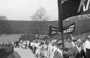 Demonstrantinnen und Demonstranten mit den Transparenten:"Wir fordern Schutz für Mutter und Kind" und Heraus mit den Opfern des Schand § 218"