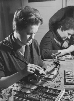 Emailearbeiterin der PGH Juwel, Görlitz : Anneliese Schaal aus der Produktionsgenossenschaft des Handwerks (PGH) Juwel, Görlitz, bei Emailearbeiten