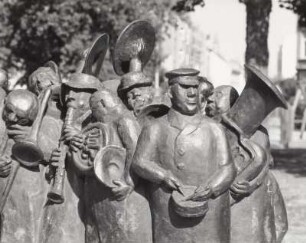 Blaskapelle von H. Klopsch, 1988/1989 : Klopsch, Hartmut: Blaskapelle. 1988/1989. Bronze. Detail: Hüftstück mit Trommler. Leipzig-Lindenau, Karl-Heine-Platz