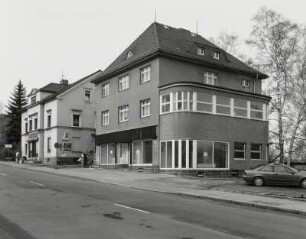Neugersdorf, Wohnhaus : Neugersdorf. Wohn- und Geschäftshaus (um 1930), Hauptstraße 50. Straßenansicht (mit Nr. 52)
