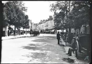 Fontainebleau, uniformierte Reiter auf der Rue Grande