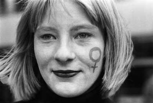 Frau auf einer Demo für Gleichberechtigung am Weltfrauentag, 08.03.1983 in Bielefeld