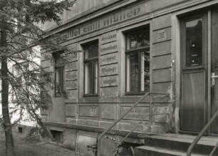 Dresden-Blasewitz, Heinrich-Schütz-Straße 9. Wohnhaus (um 1895). Erdgeschoßfenster und Tür