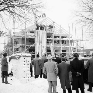 Glashütter Kirchenweg: Richtfest des Rathauses: vorne Gäste, Winterbild