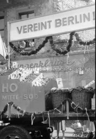 Verkaufswagen mit Obst und Gemüse der HO mit Parole