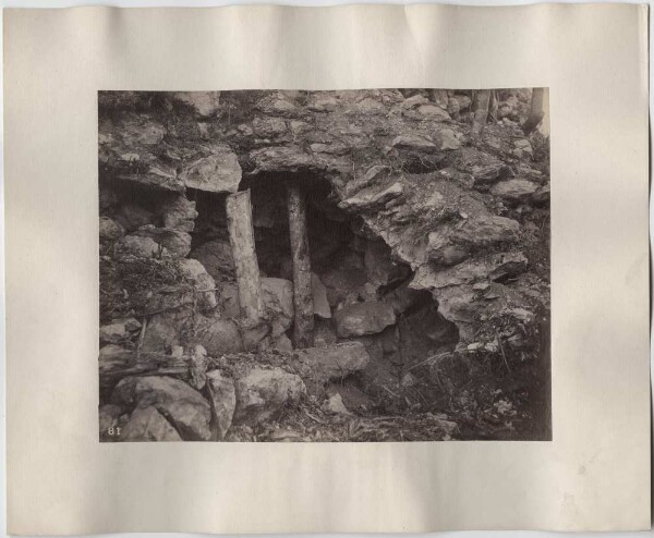 "Fouille unique. Près du sommet du temple Mounds..."