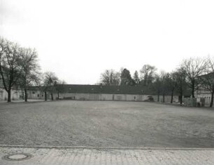 Pirna, Rottwerndorfer Straße. Ehemaliges Kasernengelände. Wagenschuppen am Apellplatz (zwischen Haus 2 und 1 der ehemaligen Pionierkaserne)
