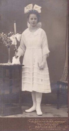 Foto Mädchen im Kommunionskleid