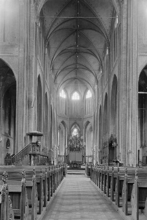Schwerin. Dom, Innenansicht mit Blick auf den Altar