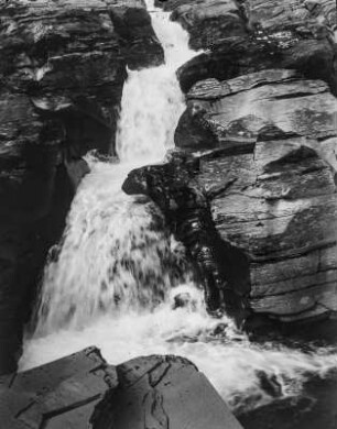 Wasserfall : Blick auf den Wasserfall "Silverfallet" bei Björkliden. Zickzackform des Wasserfalls durch Bruchlinie im Gestein entstanden