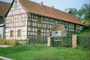 Bauernhaus mit altem Backofenanbau; Vorgarten