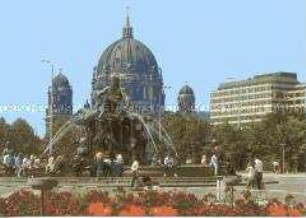 Neptunbrunnen in Berlin, im Hintergrund Berliner Dom