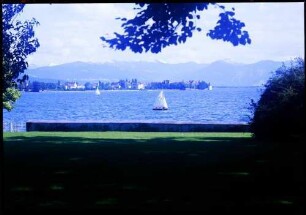 Bad Schachen: Blick vom Tannenhof auf See, die Insel und Schneeberge des Bregenzerwalds