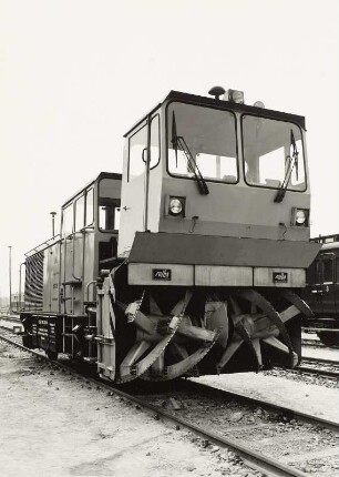 Schneefräse SSF 31 der DR : Radebeul. Bahnhof Radebeul-Ost. Schneefräse SSF 31 der DR. Fahrzeugausstellung, 1989