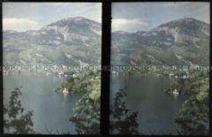 Blick auf Vitznau und das Bergmassiv Rigi am Vierwaldstättersee in der Schweiz