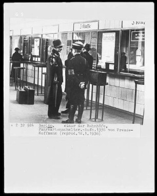 Berlin, einer der Bahnhöfe, Fahrkartenschalter
