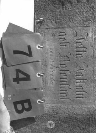 Grabstein 74 (Index: 100008879) Zustand: obere Hälfte und linker Rand abgebröckelt Maße HxBxT: 99x58x9 cm: Grabstein 74B