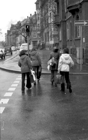 Kehl: Hafen; Schulkinder gehen bei Rot über die Straße