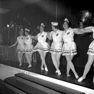 Karneval: Hotel Oldesloer Hof, Saal: Prunksitzung: Veranstalter Oldesloer Männerchor von 1844, Oldesloer Singakademie von 1946: Bühne: Auftritt der Mädchengarde kostümiert als "Stewardessen": hinten links Podium, Elferrat, 11. Februar 1961