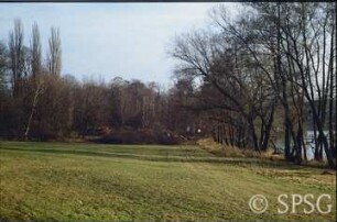 Potsdam, Park Sacrow, Holzlager unweit der Fährstelle.