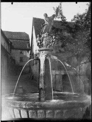 Külsheim Weedbrunnen mit der Figur des heiligen Johannes der Täufer