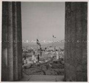 Wehrmachtssoldaten, Athen, Deutsche und griechische Flagge auf der Akropolis